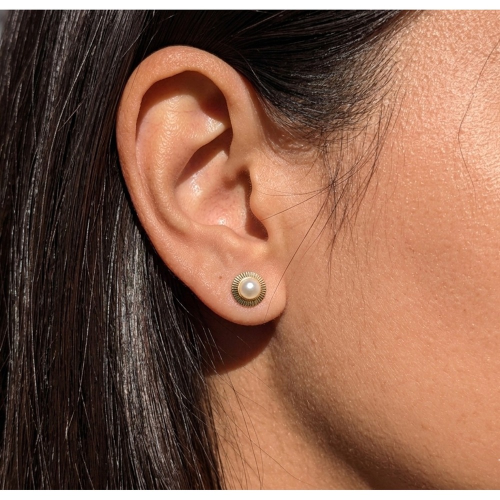14K Solid Gold Sunburst Faux Pearl Stud Earrings Textured Halo‎ Disk**